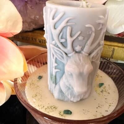 DUNEYRR Nordic prosperity candle with deer motif, handcrafted in rapeseed wax with malachite crystals in a soft pink bowl