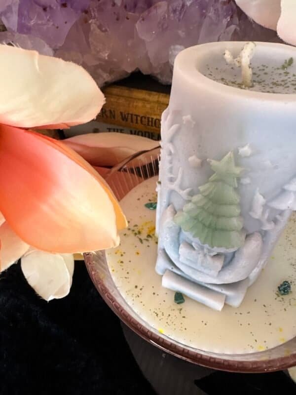 DUNEYRR Nordic prosperity candle showing pine tree motif, handcrafted in rapeseed wax with malachite crystals in a soft pink bowl